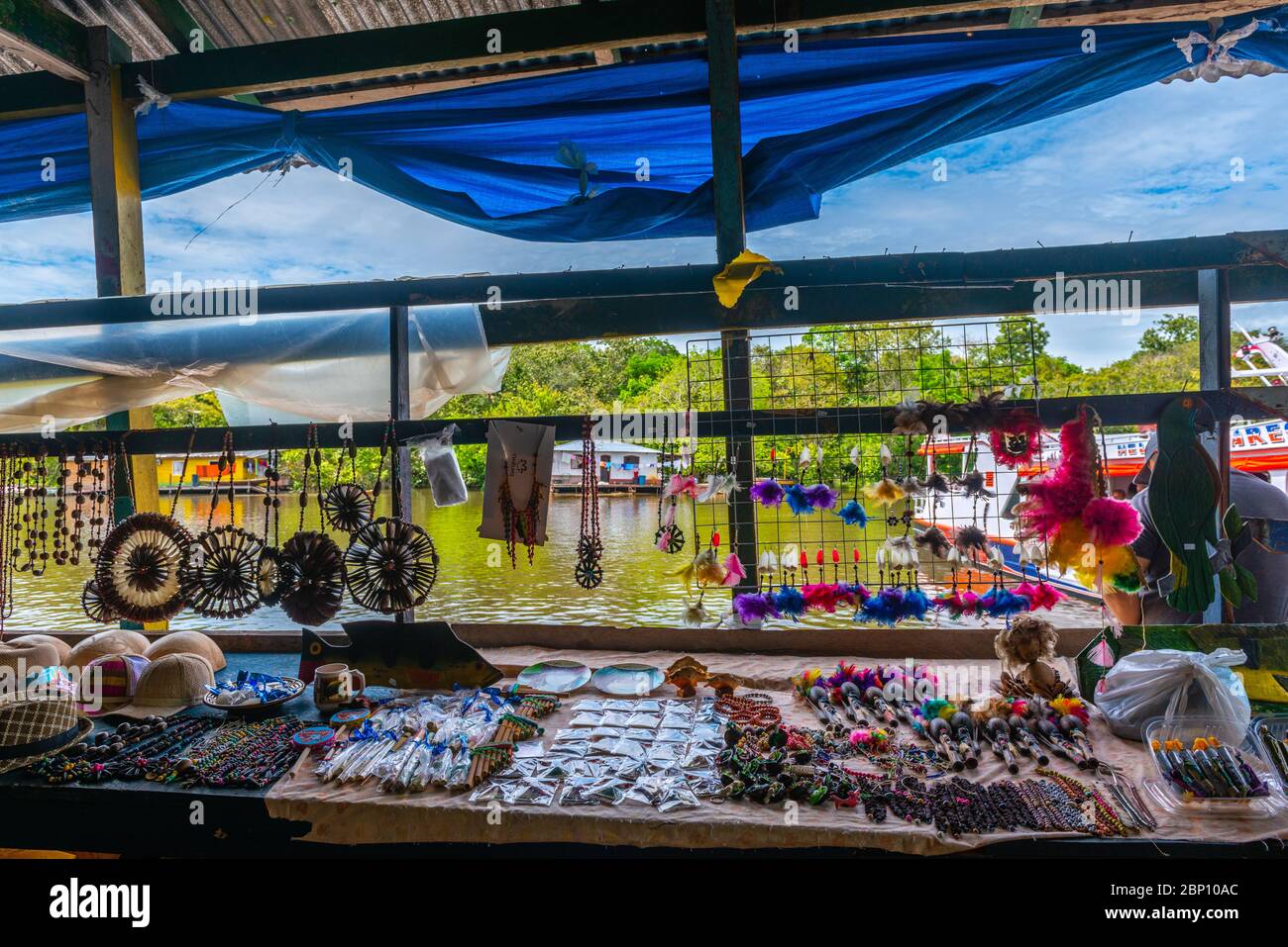 Souvenirstand mit Produkten der indigenen Bevölkerung, Amazonas bei Manaus, Amazonas, Brasilien, Lateinamerika Stockfoto