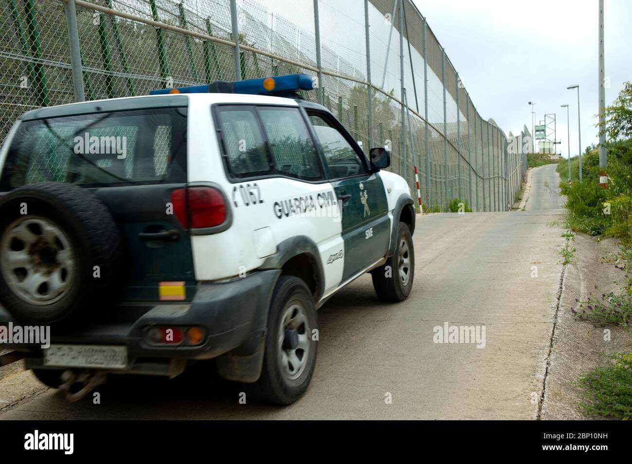 MELILLA, SPANIEN-APRIL 21 : EINE Guardia Civil-Autopatrouille am Perimeter-Zaun, der die spanische Enklave Melilla und Marokko am 21,2010. April in Melilla, Spanien, trennt. Der Zaun, der die Grenze um die spanische Enklave im Norden Marokkos markiert, wurde gebaut, um illegale Einwanderer davon abzuhalten, nach Melilla einzureisen. ( Foto von Jordi Cami) Stockfoto