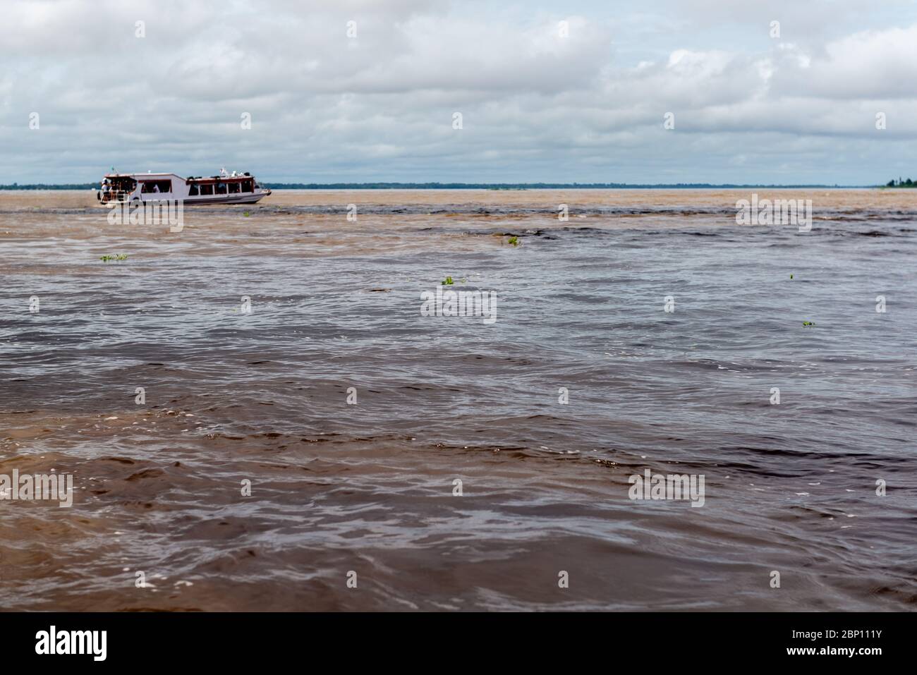 Schnellboot mit Touristen beobachten die Encontro das águas, das Treffen der Gewässer, Amzon River, Manaus, Amazonas-Staat, Brasilien, Lateinamerika Stockfoto