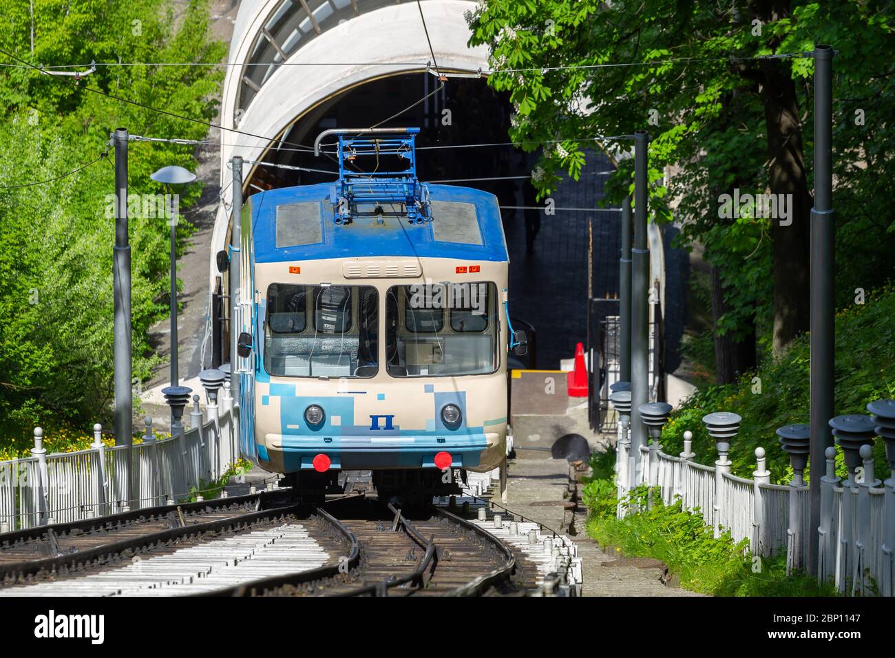 Kiew, Ukraine - 01. Mai 2016:Seilbahnfahrten auf einem Hügel in Kiew, Ukraine Stockfoto