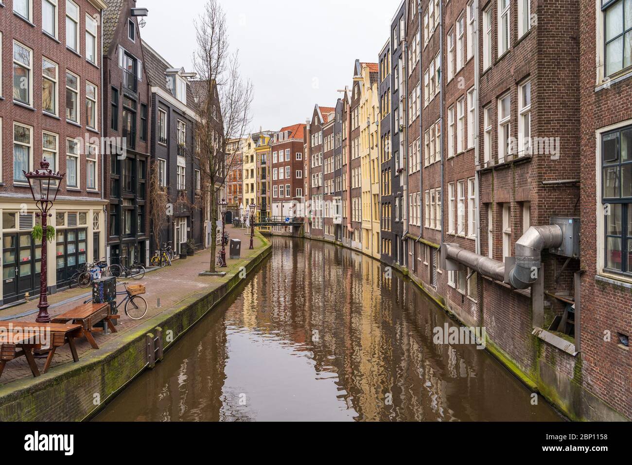 Typische berühmte Wasserkanal und Tanzhäuser in leerem Amsterdam Innenstadt ohne Menschen aufgrund Coronavirus Covid-19, Niederlande. Stockfoto