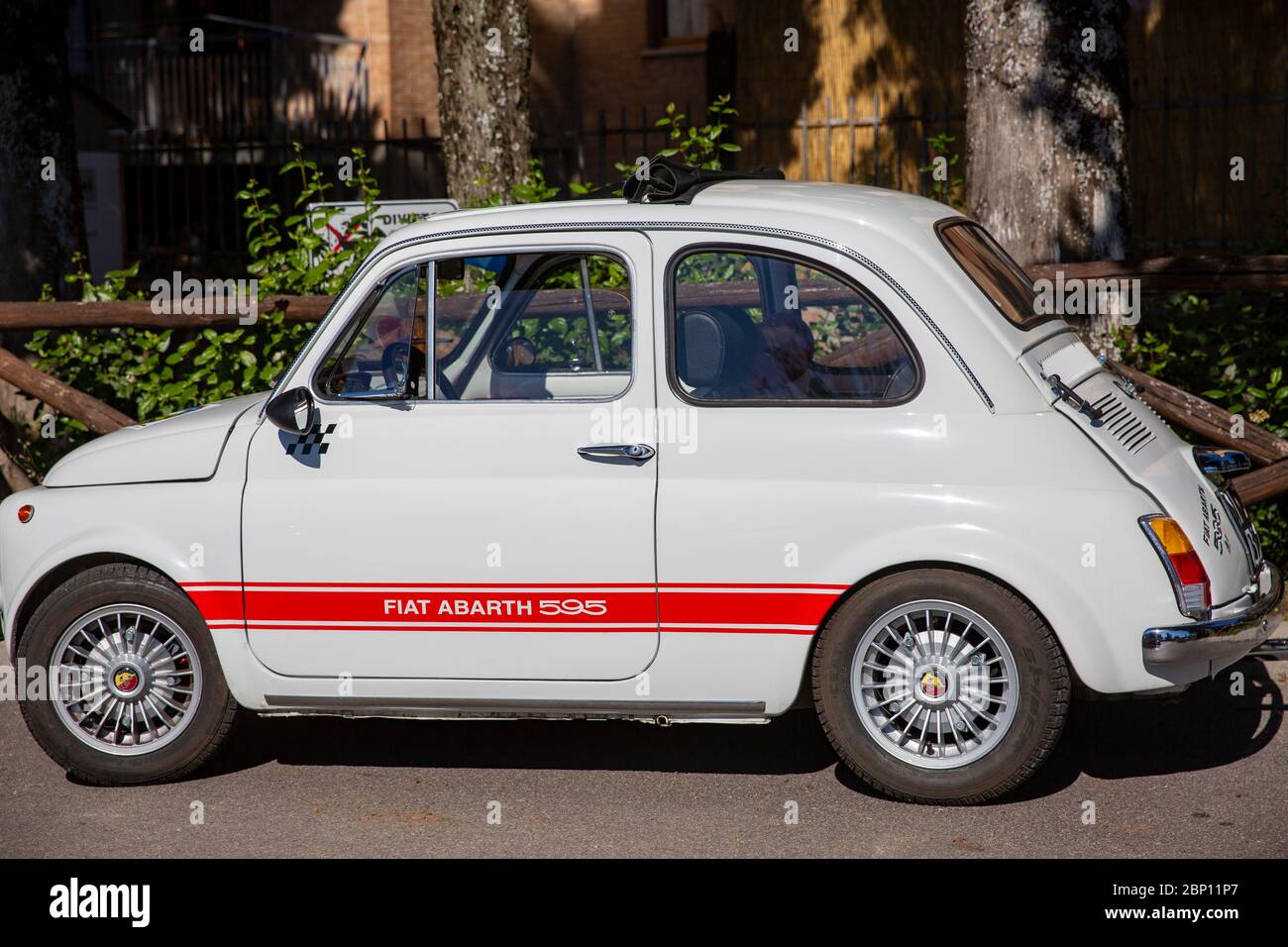 Klassischer Fiat Abarth 595 in Italien für Rennen beim Straßenrennen Coppa del chianti in der Toskana Stockfoto
