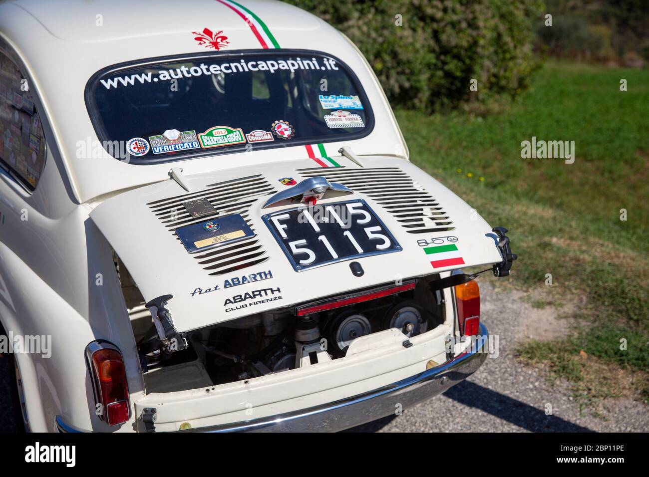 Klassischer Fiat Abarth 595 in Italien für Rennen beim Straßenrennen Coppa del chianti in der Toskana Stockfoto