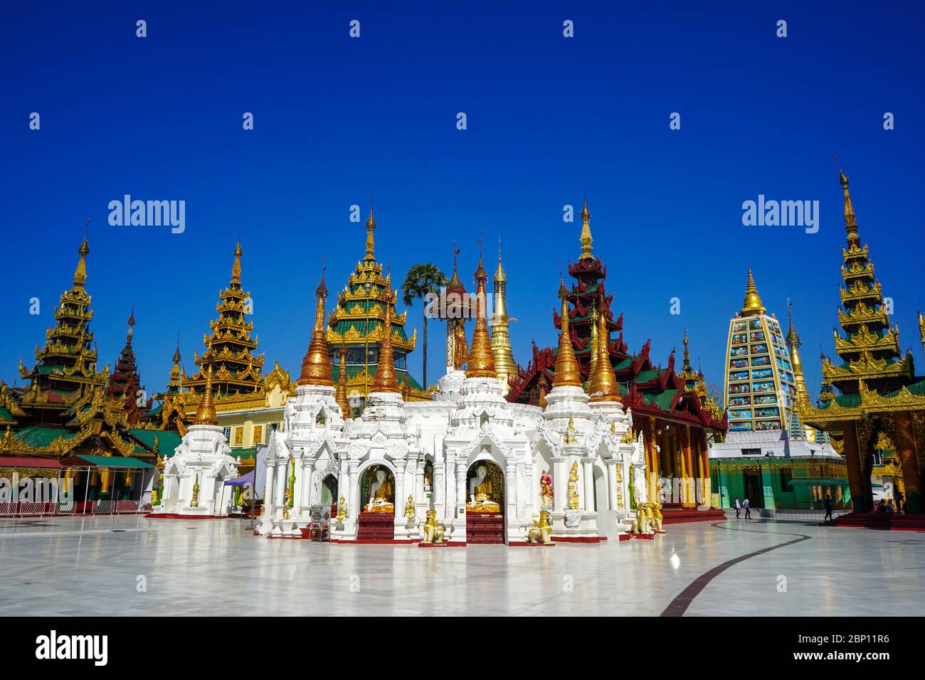 Erstaunliche buddhismus Pagode von Shwedagon, die in Yangon befindet. Die heiligste buddhistische Pagode in Myanmar. Stockfoto