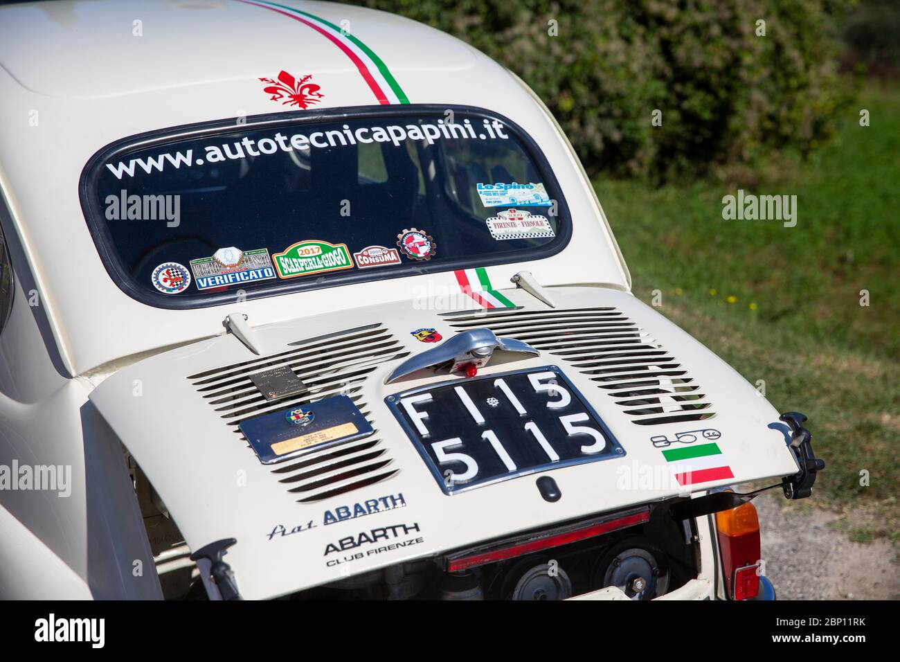 Klassischer Fiat Abarth 595 in Italien für Rennen beim Straßenrennen Coppa del chianti in der Toskana Stockfoto