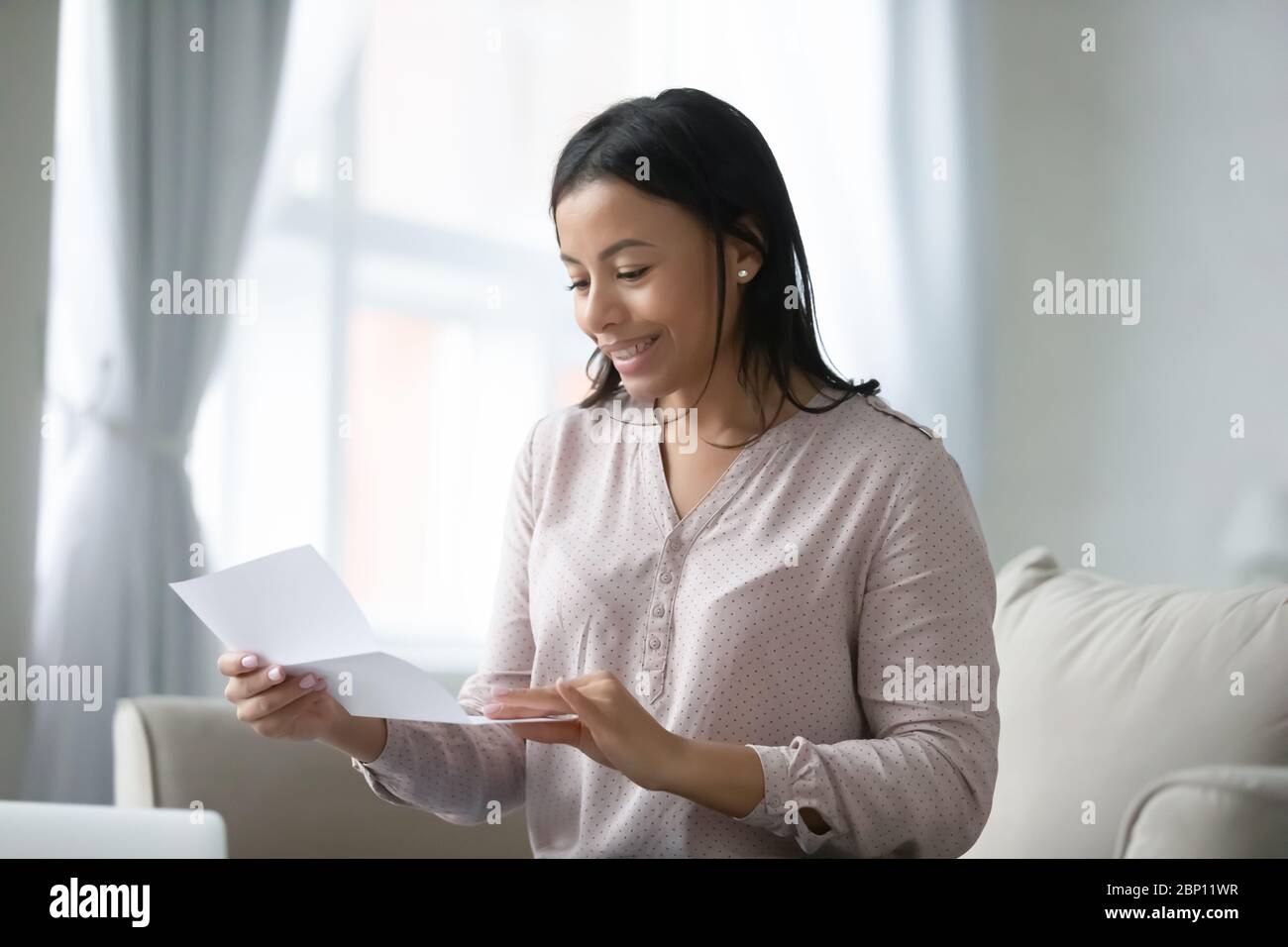Junge Afrikanerin liest Postbrief fühlt sich glücklich Stockfoto