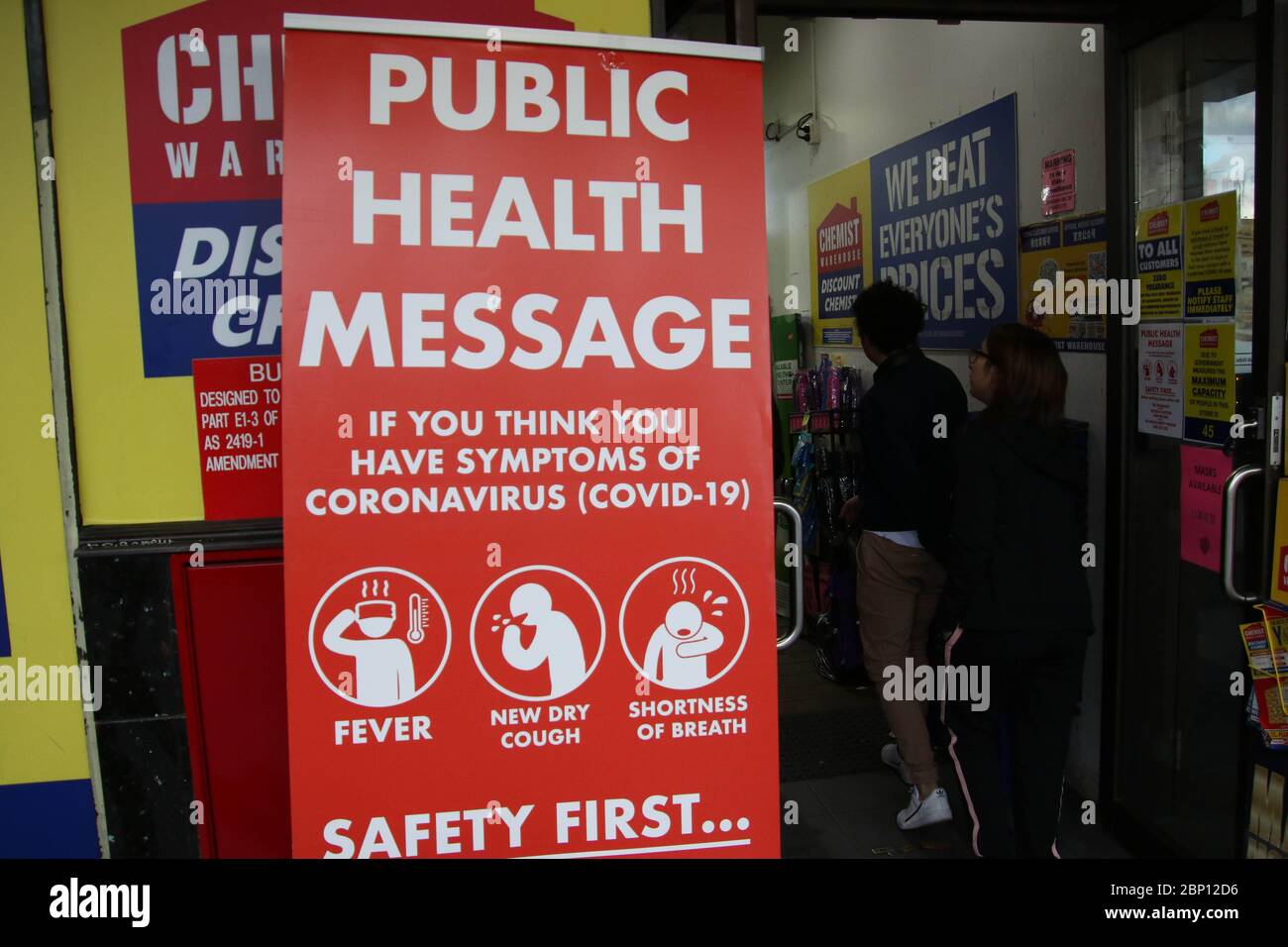 Sydney, Australien. Mai 2020. Die Sperrbeschränkungen werden schrittweise aufgehoben. Im Bild: Covid-19 Schild vor der Vorderseite eines Chemikers. Quelle: Richard Milnes/Alamy Live News Stockfoto