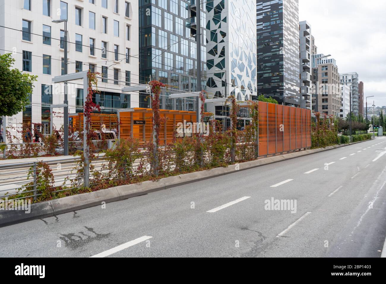 Straßen-, Straßenbahn- und Straßenbahnhaltestelle in der Nähe des Barcode-Projekts in Oslo, Norwegen. August 2019 Stockfoto