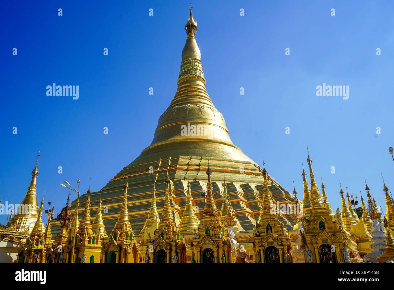 Shwedagon Pagode, die auch als Great Dagon oder Golden Pagode in Yangon, Myanmar bekannt ist. Dezember 2019 Stockfoto