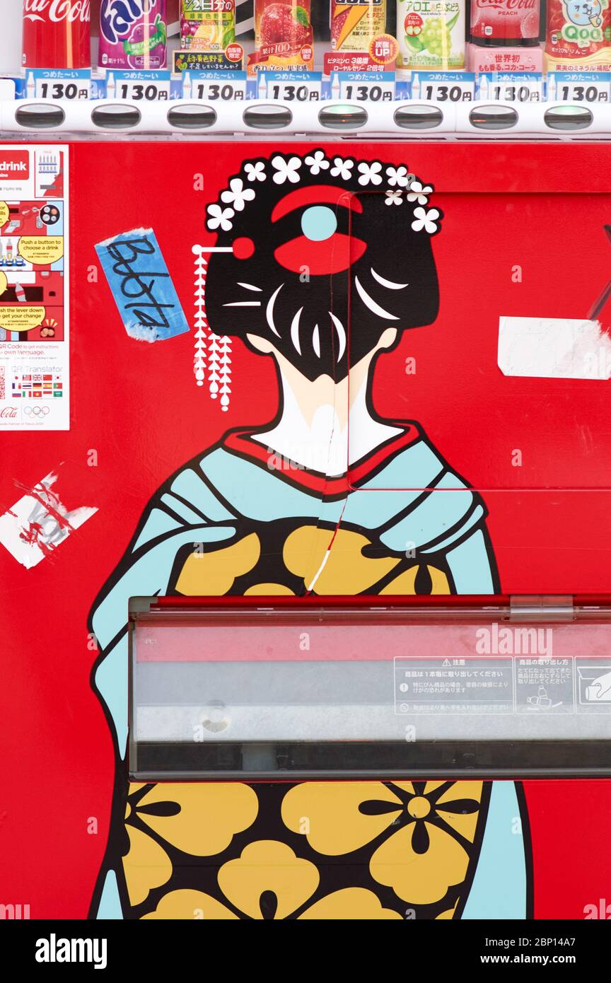 Kyoto / Japan - 28. April 2018: Cool aussehender Verkaufsautomat, der Geisha im alten Viertel von Kyoto in Japan darstellt Stockfoto