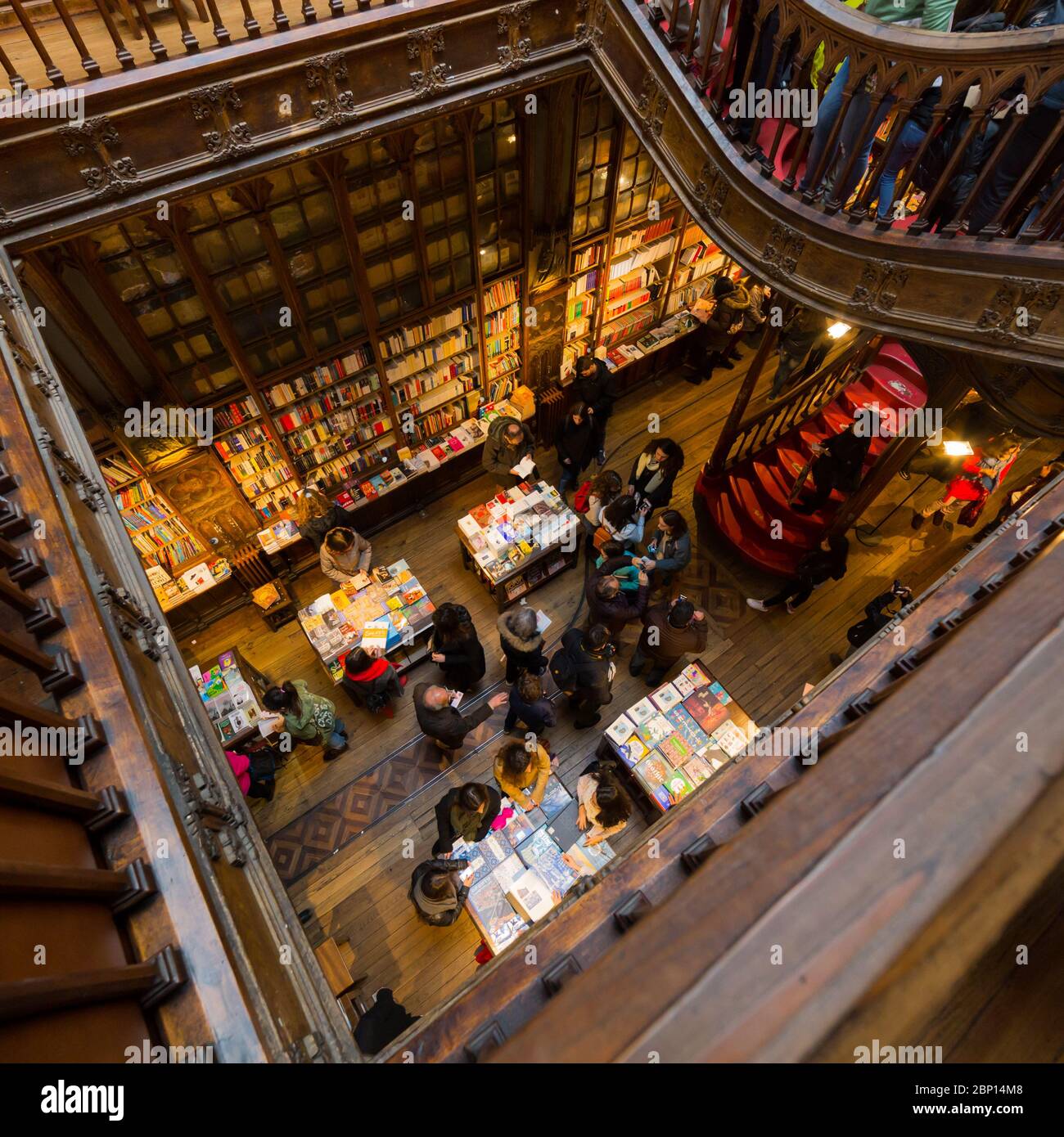 PORTO, PORTUGAL - 27. FEBRUAR 2017: Blick auf die Treppe im Buchladen Lello, dem berühmten Buchladen in Porto, Portugal Stockfoto