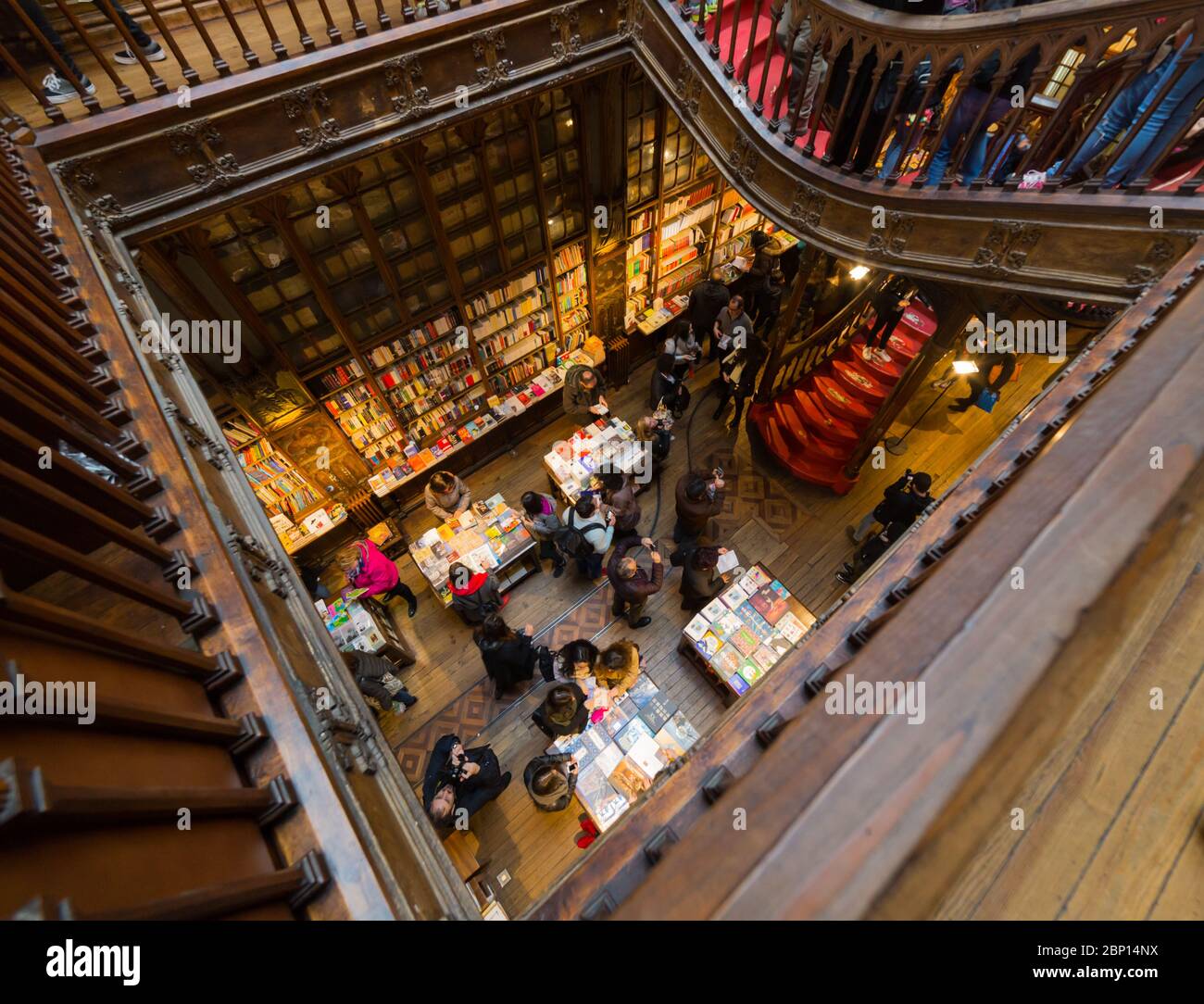 PORTO, PORTUGAL - 27. FEBRUAR 2017: Blick auf die Treppe im Buchladen Lello, dem berühmten Buchladen in Porto, Portugal Stockfoto