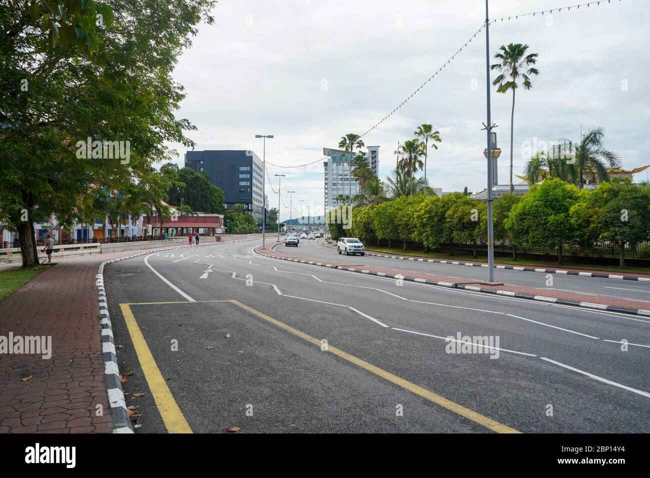 Straßenmarkierung, Bäume und moderne Architektur von Bandar Seri Begawan, der Hauptstadt von Brunei, November 2019 Stockfoto