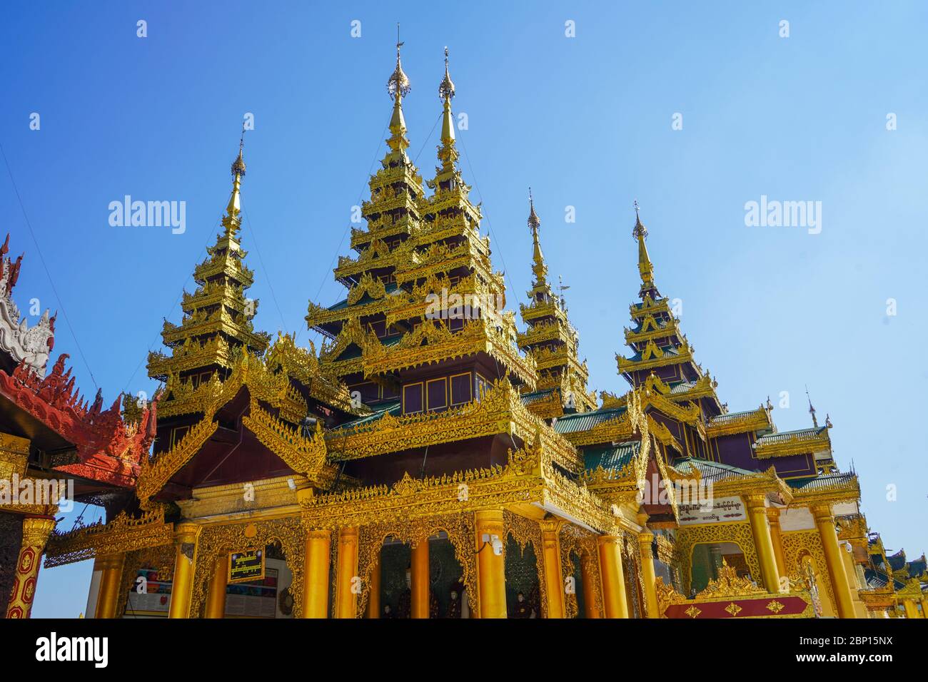 Wunderschönes goldenes Gebäude in der Nähe der Shwedagon Pagode in Yango, Myanmar. Dezember 2019 Stockfoto