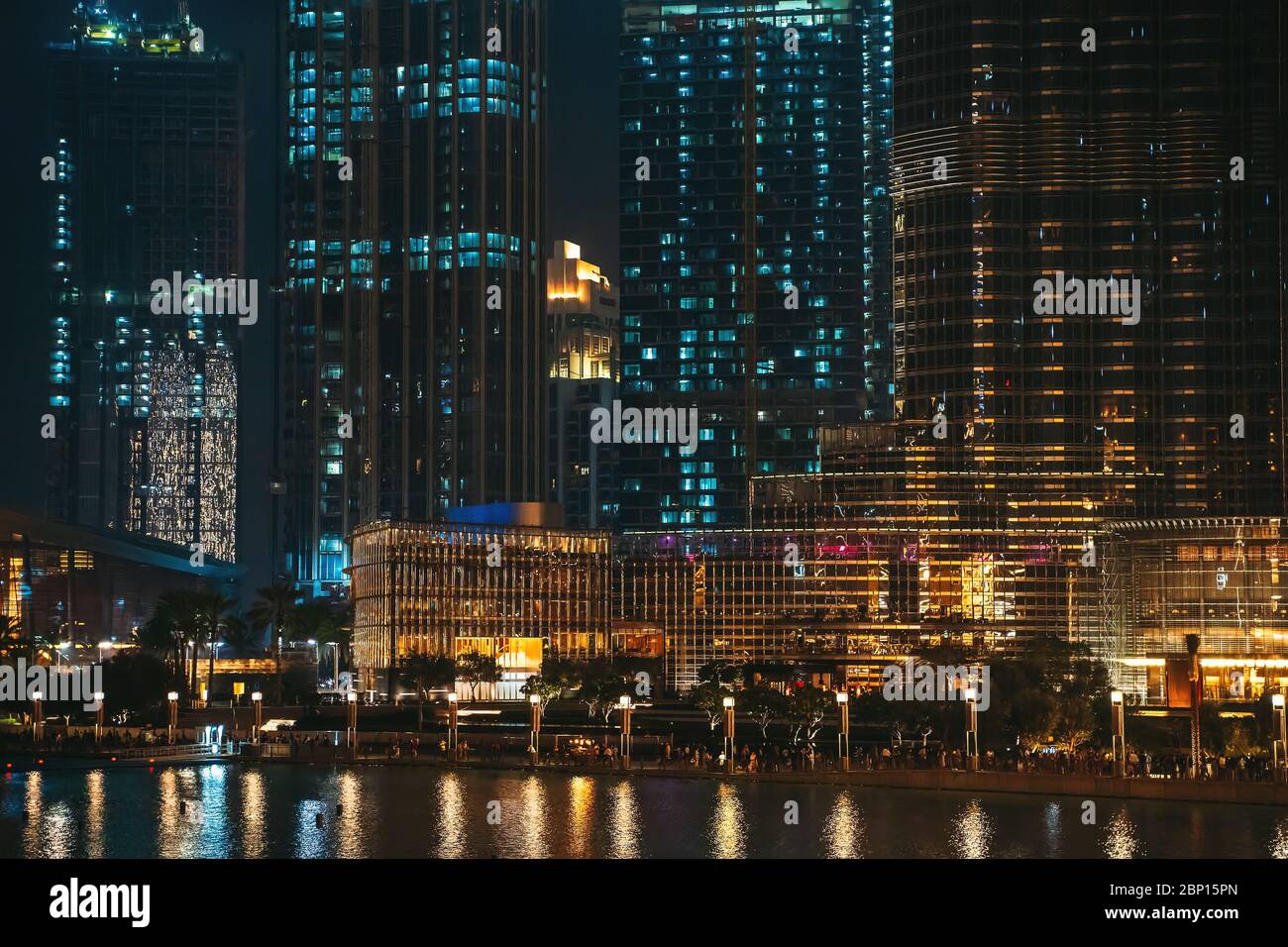 Dubai Downtown Gebäude Nachtszene mit Reflektion im Wasser, VAE, luxuriöse Reise und Tourismus. Stockfoto
