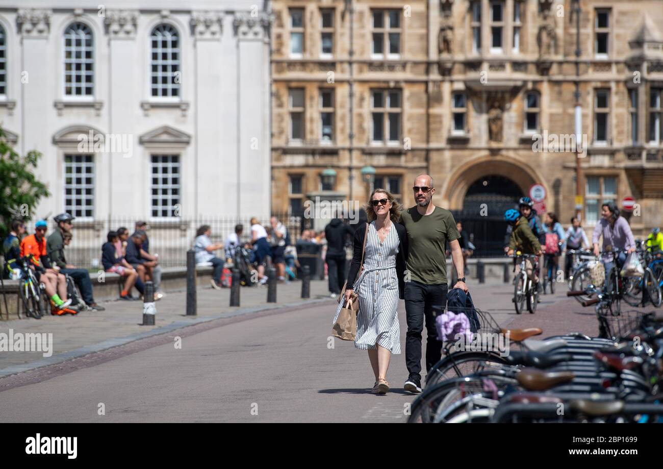Menschen gehen entlang Kings Parade in Cambridge nach der Einführung von Maßnahmen, um das Land aus der Blockade zu bringen. Stockfoto