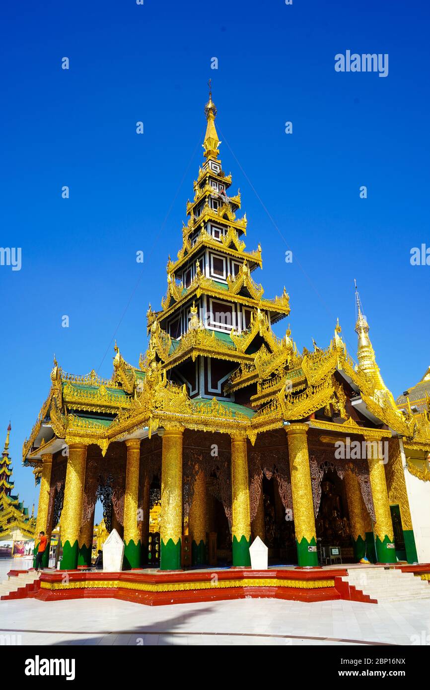 Eines der Gebäude in dem riesigen Komplex in der Nähe der Shwedagon Pagode in Yangon, Myanmar. Dezember 2019 Stockfoto