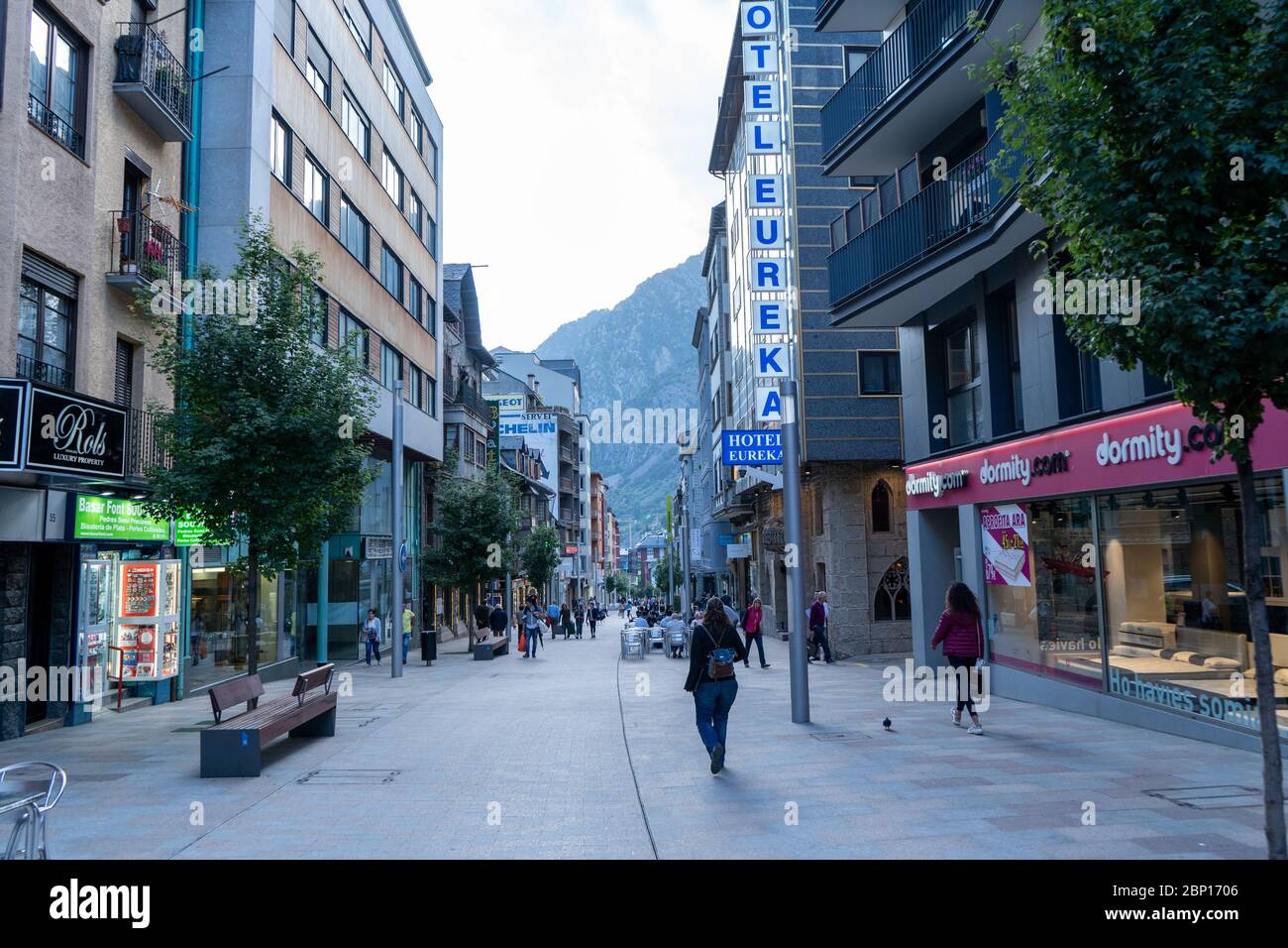 Schöne Aussicht auf die Straße von Andorra la Vella. Es ist eines der kleinsten Länder Europas und der Welt. Stockfoto