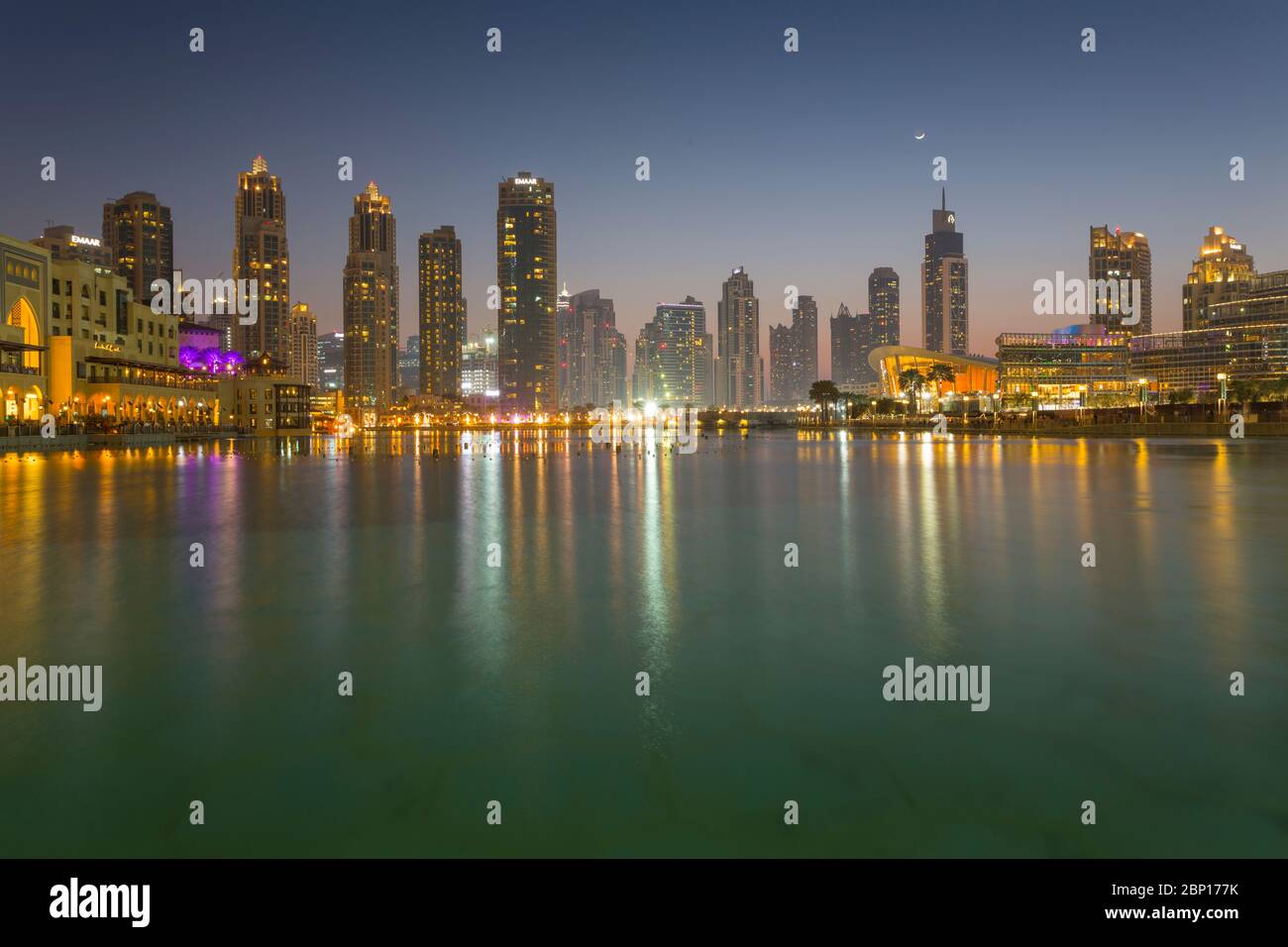 Der Burj Khalifa See, Downtown Skyline und Opera House in der Dämmerung, Dubai, Vereinigte Arabische Emirate, Mittlerer Osten Stockfoto