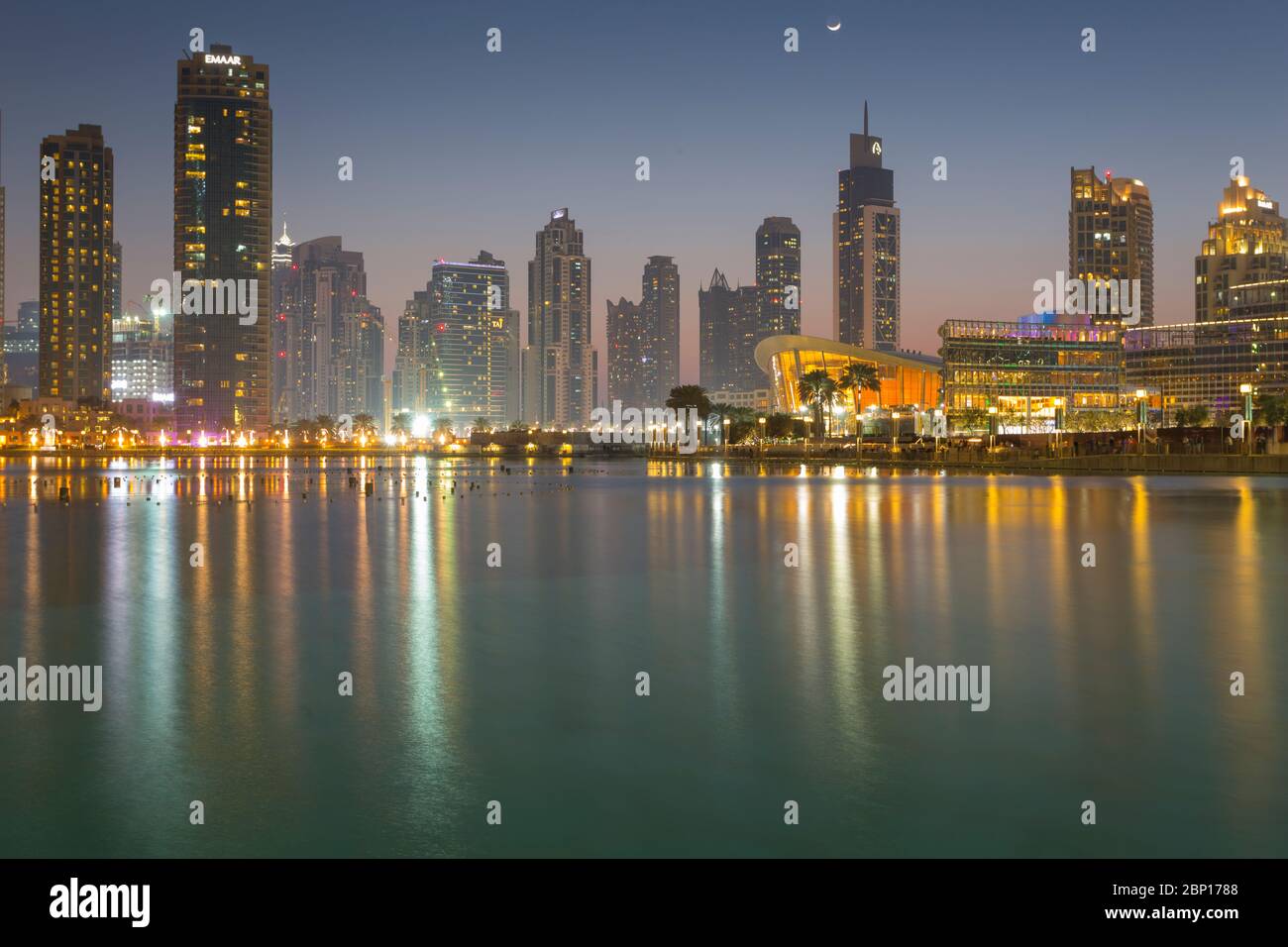 Der Burj Khalifa See, Downtown Skyline und Opera House in der Dämmerung, Dubai, Vereinigte Arabische Emirate, Mittlerer Osten Stockfoto