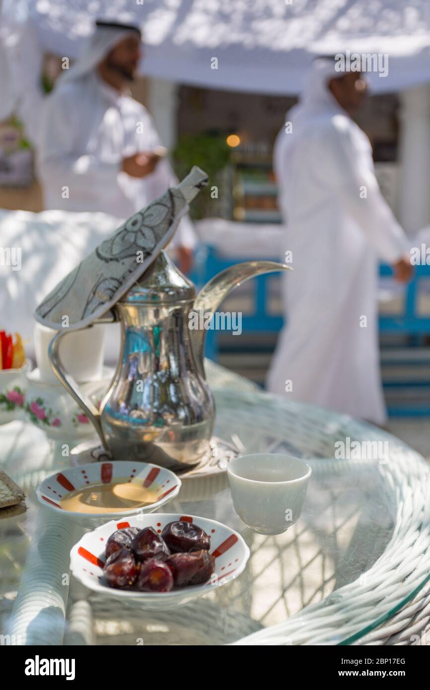 Traditionelle TrockenDatteln und Tee im historischen Zentrum von Al Fahidi, Bur Dubai, Dubai, Vereinigte Arabische Emirate, Naher Osten Stockfoto