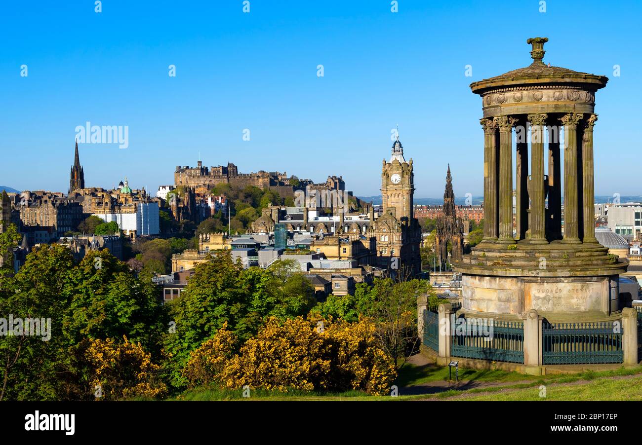 Blick auf die Skyline von Edinburgh bei Tag von Calton Hill, Schottland, Großbritannien Stockfoto