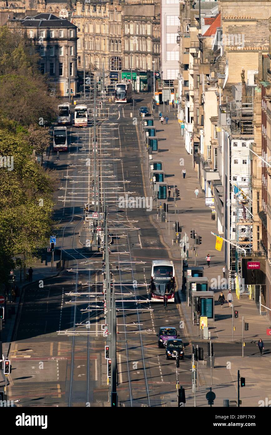 Blick auf die Princes Street während der Coronavirus-Sperre, die sehr ruhige Straße mit wenig Verkehr zeigt, Edinburgh, Schottland, Großbritannien Stockfoto