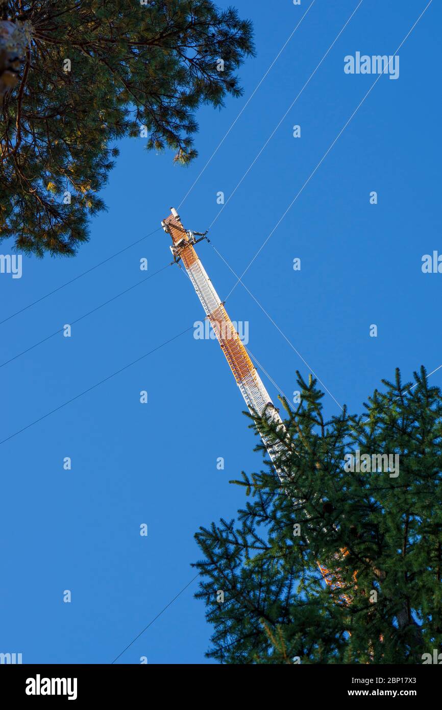 Mobilfunknetz Basisstation ' s guyed Antennenturm , Finnland Stockfoto