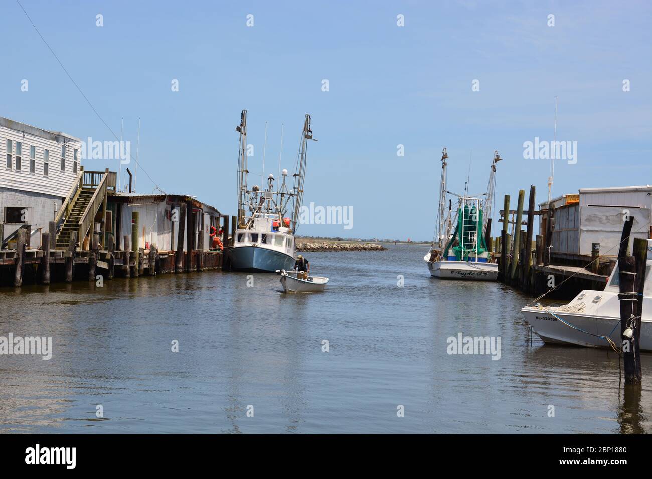 Die Fischereiindustrie von Wanchese unterstützt eine bescheidene Anzahl von kommerziellen Fischtrawlern am südlichen Ende der Insel Roanoke. Stockfoto