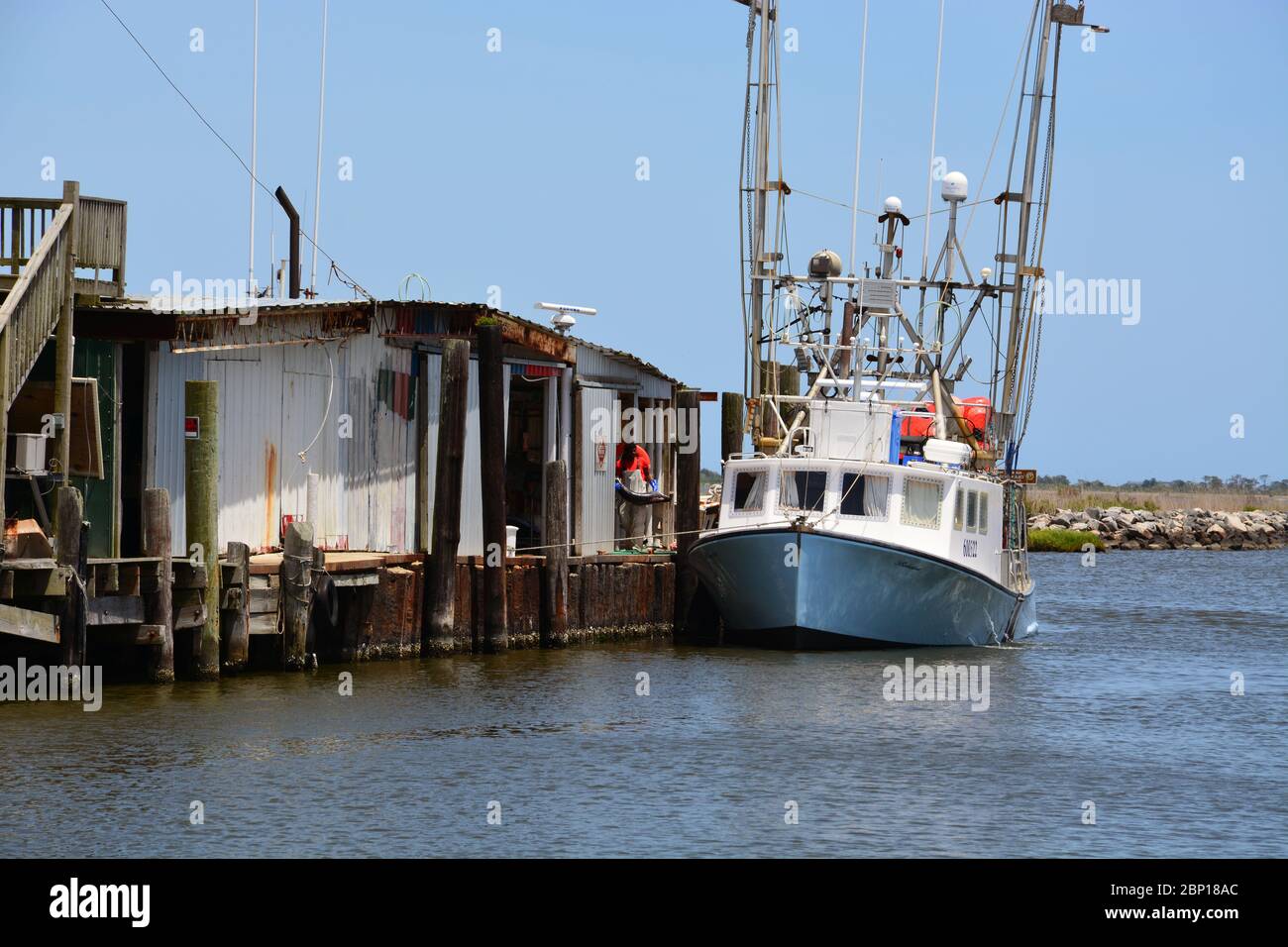 Die Fischereiindustrie von Wanchese unterstützt eine bescheidene Anzahl von kommerziellen Fischtrawlern am südlichen Ende der Insel Roanoke. Stockfoto