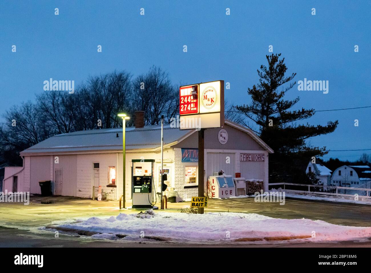 Ecke 24-Stunden-Geschäft im Winter im ländlichen Wisconsin. Stockfoto