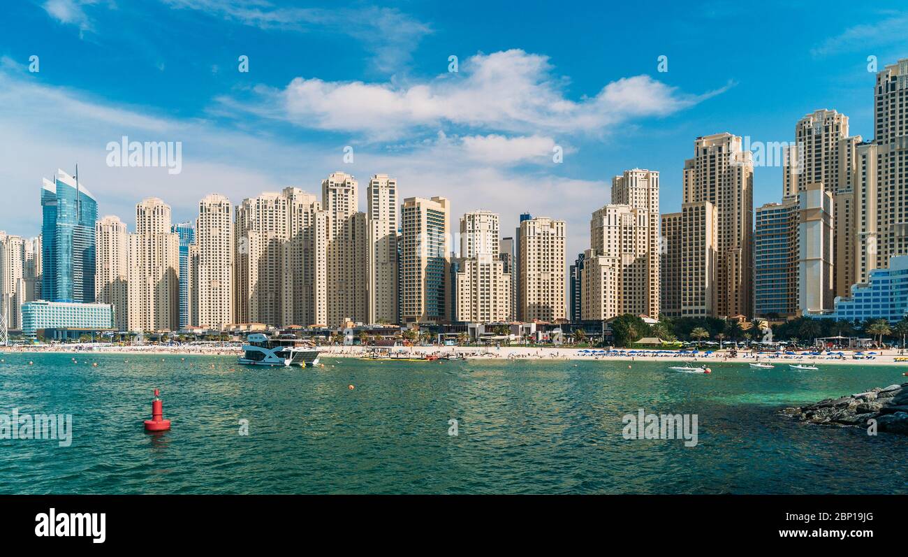 Panorama der Wolkenkratzer an der Küste von Dubai Marina, Blick vom Wasser, VAE. Stockfoto