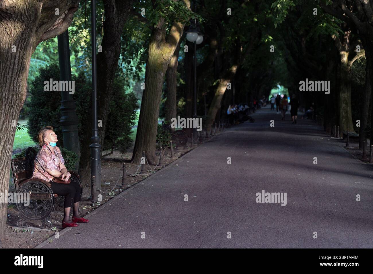 Bukarest, Rumänien - 16. Mai 2020: Menschen im Cismigiu Park am zweiten Tag der Lockerung der Maßnahmen der Behörden gegen die COVID-1 Stockfoto