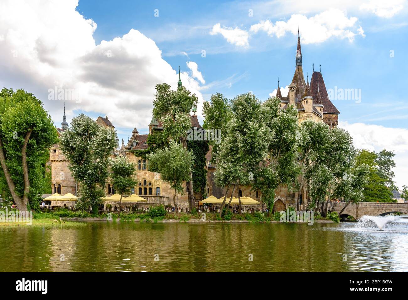 Eine Café-Terrasse neben dem Schloss Vajdahunyad im Budapester Stadtpark Stockfoto