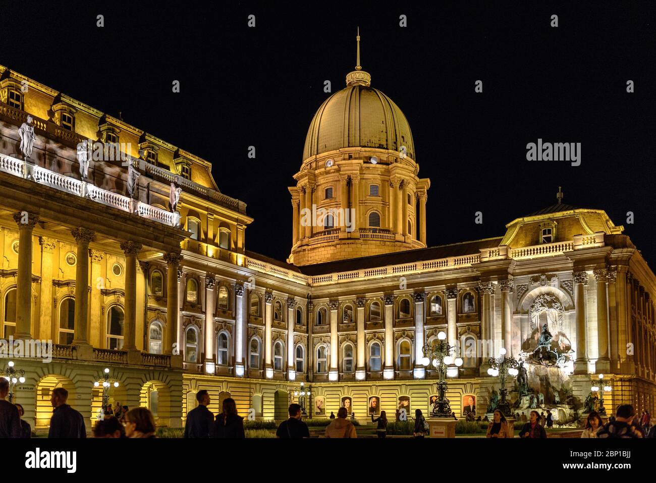 Der ungarische Königspalast während der Nacht der Museen Stockfoto