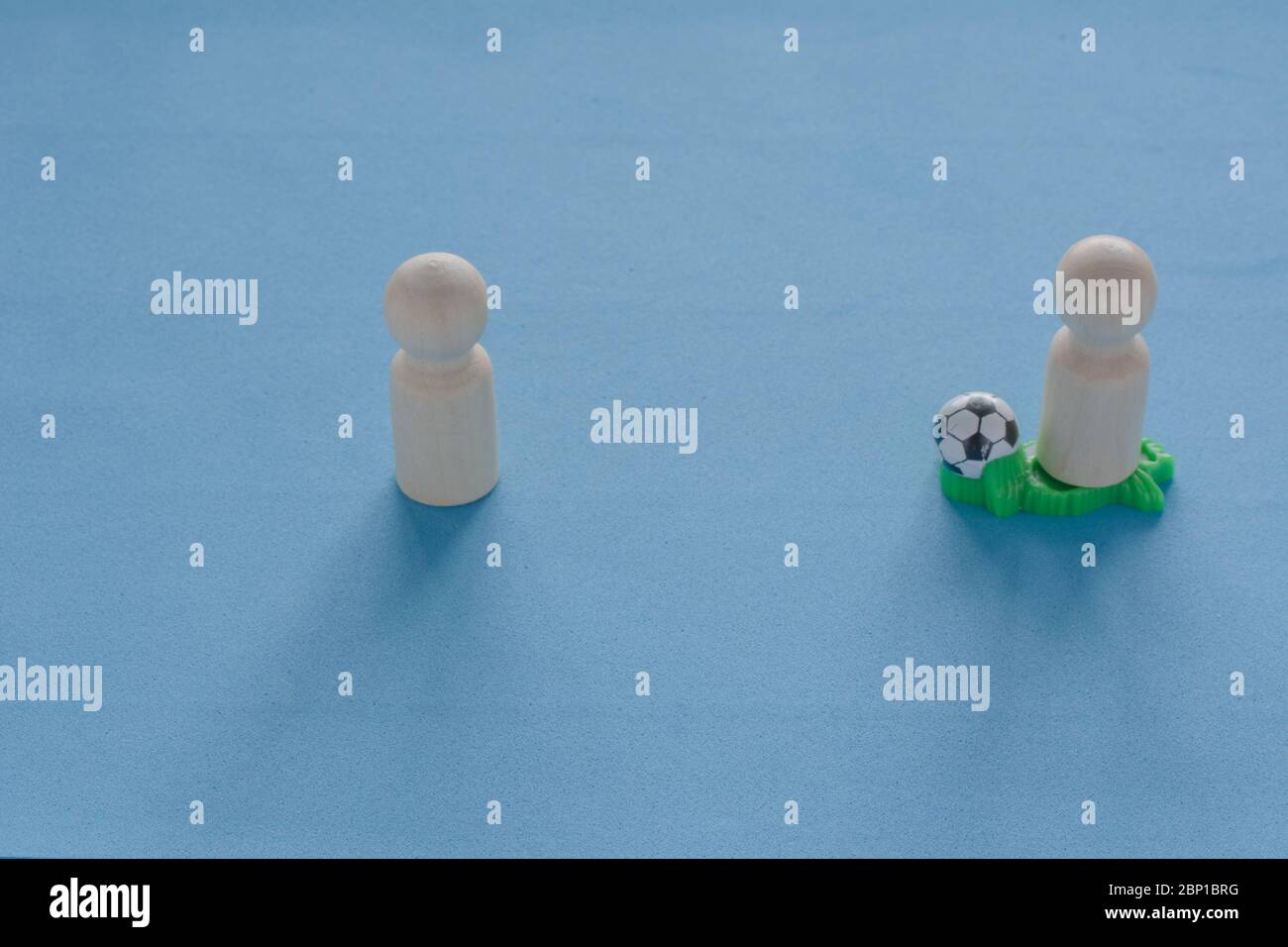 Menschen Figuren spielen Fußball. Konzept der aggressiven Angriffsstrategie, Teamspiel, Schutz Ihrer Interessen Stockfoto