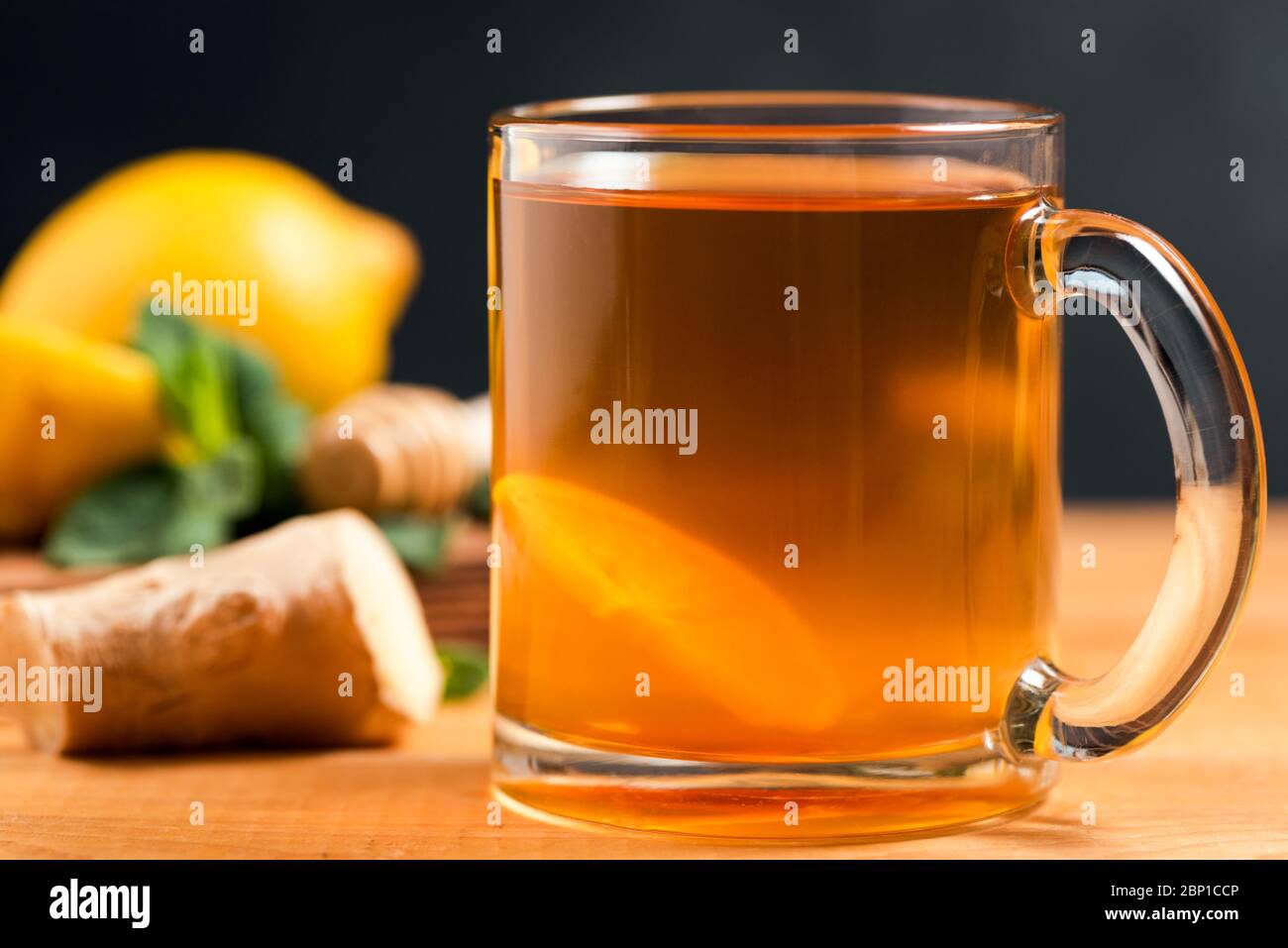 Zitronenginger Tee Im Glas Tasse Nahaufnahme. Anti Grippe Immune Boost Heißtee-Drink Stockfoto