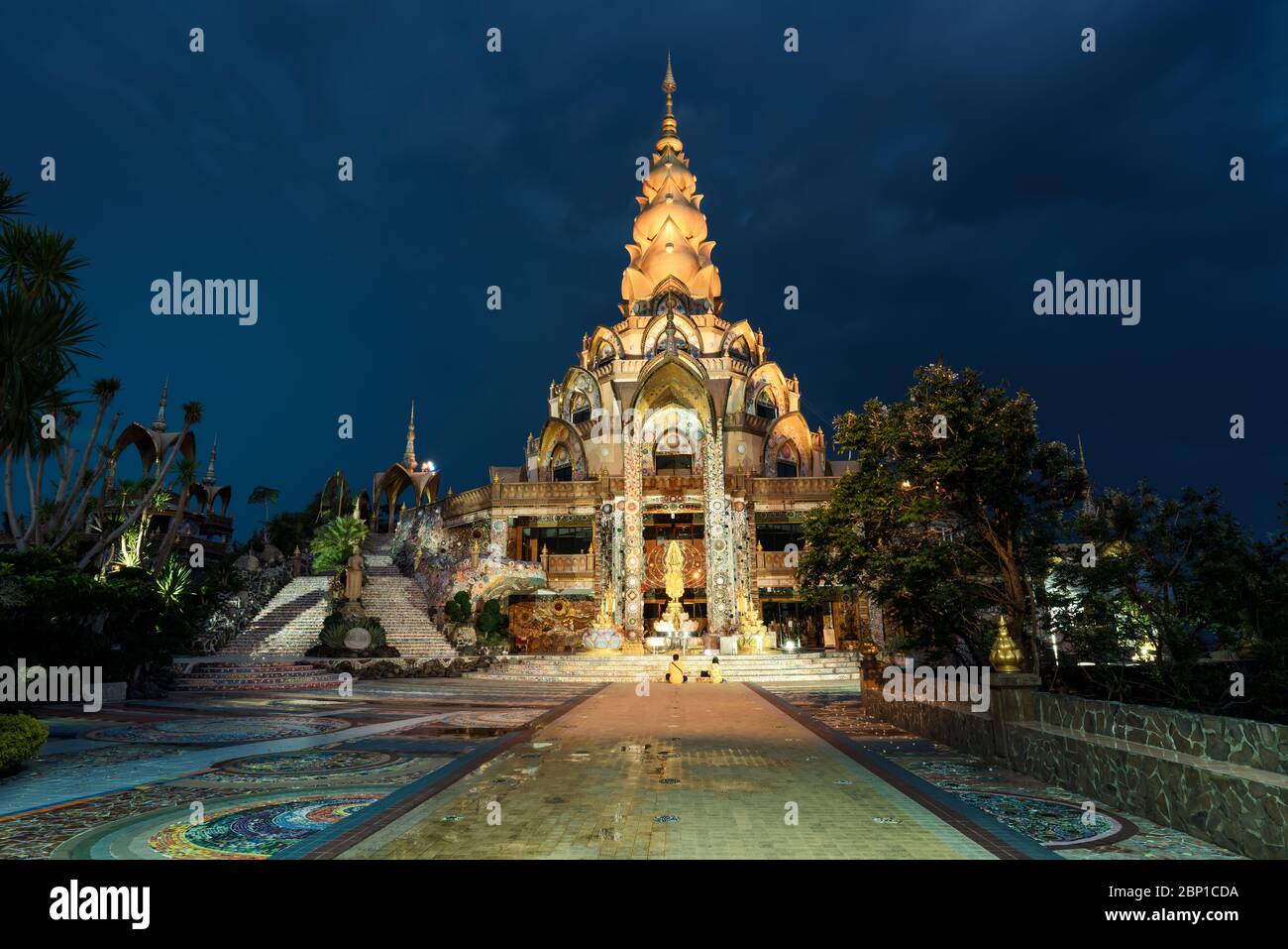 Schöner Thailand Tempel Wat Phra thart Pha Sorn Kaew in Asien mit Landschaft große Buddha-Statue auf Hintergrund Naturlandschaft. Stockfoto