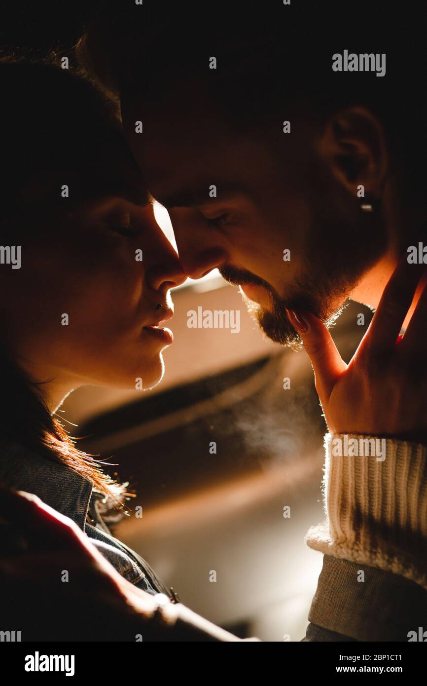 Mann und Frau berühren sich mit der Nase, bevor sie küssen Stockfoto