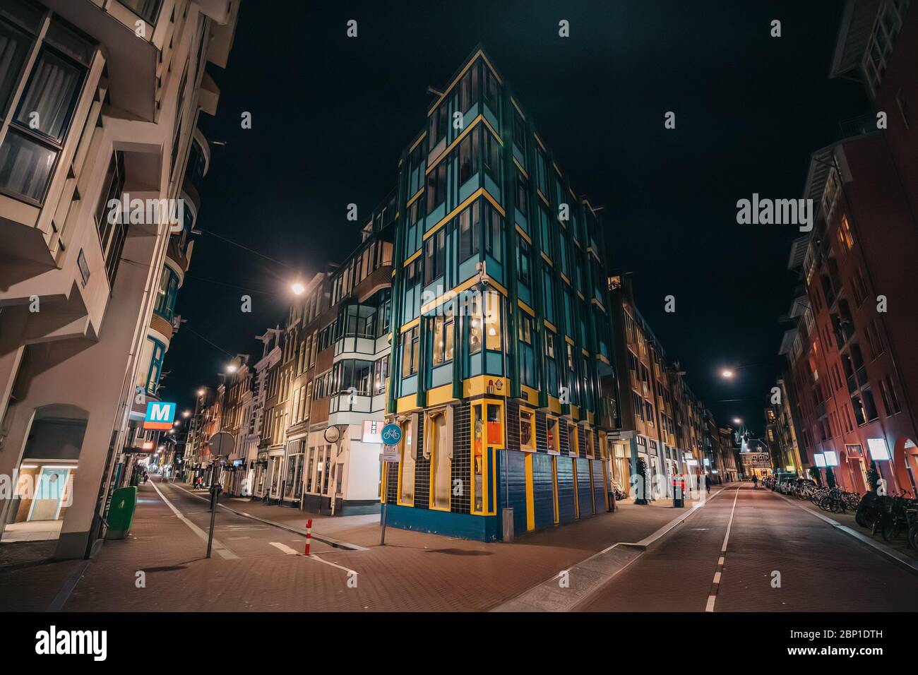 Leere Amsterdamer Straßen ohne Menschen, geschlossene Restaurants und Geschäfte im historischen Zentrum aufgrund von Coronavirus Covid-19 und Quarantäne in der Stadt Stockfoto