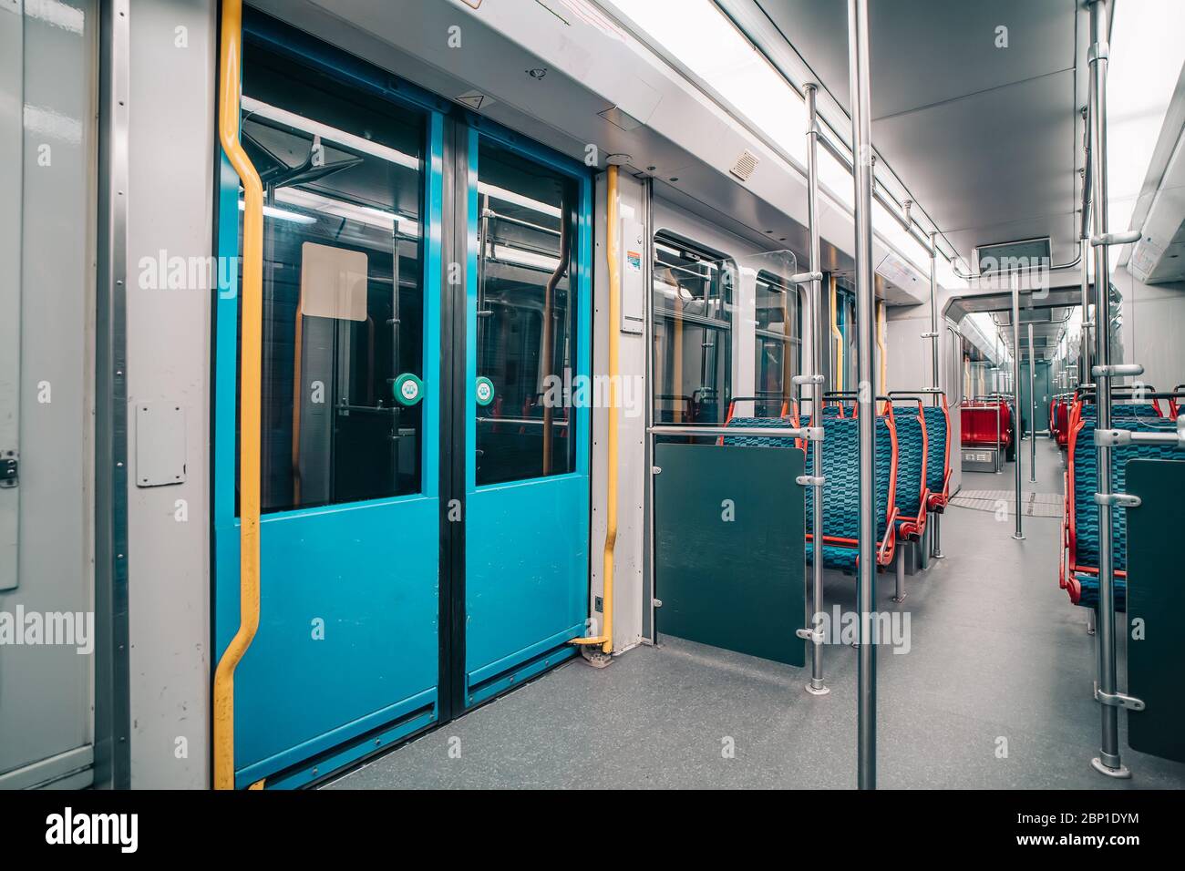 Leere U-Bahn ohne Menschen wegen Coronavirus Covid-19, Amsterdam, Niederlande. Stockfoto