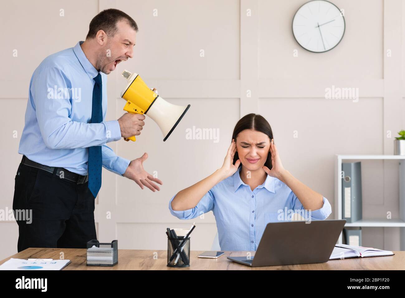 Aggressiver Geschäftsmann Schreit Frau Holding Megaphone Im Büro Stehen Stockfoto