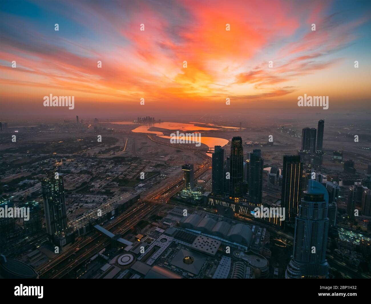 Schöner Sonnenaufgang über der Skyline von Dubai, Vereinigte Arabische Emirate, Panoramablick vom Dach des Wolkenkratzers. Stockfoto