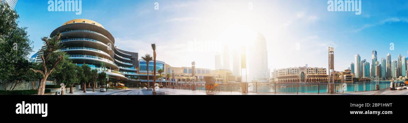 Dubai Mall, Pool mit berühmten Brunnen und Gebäuden rund um, Downtown Panorama in sonnigen Morgen, Vereinigte Arabische Emirate. Stockfoto
