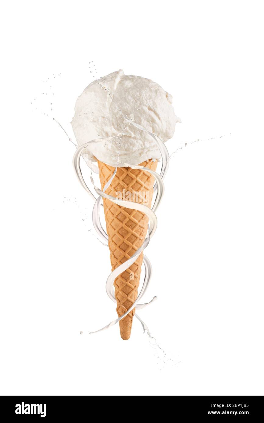 Vanille-Eis-Kegel mit spritzender Milch, isoliert auf weißem Hintergrund Stockfoto