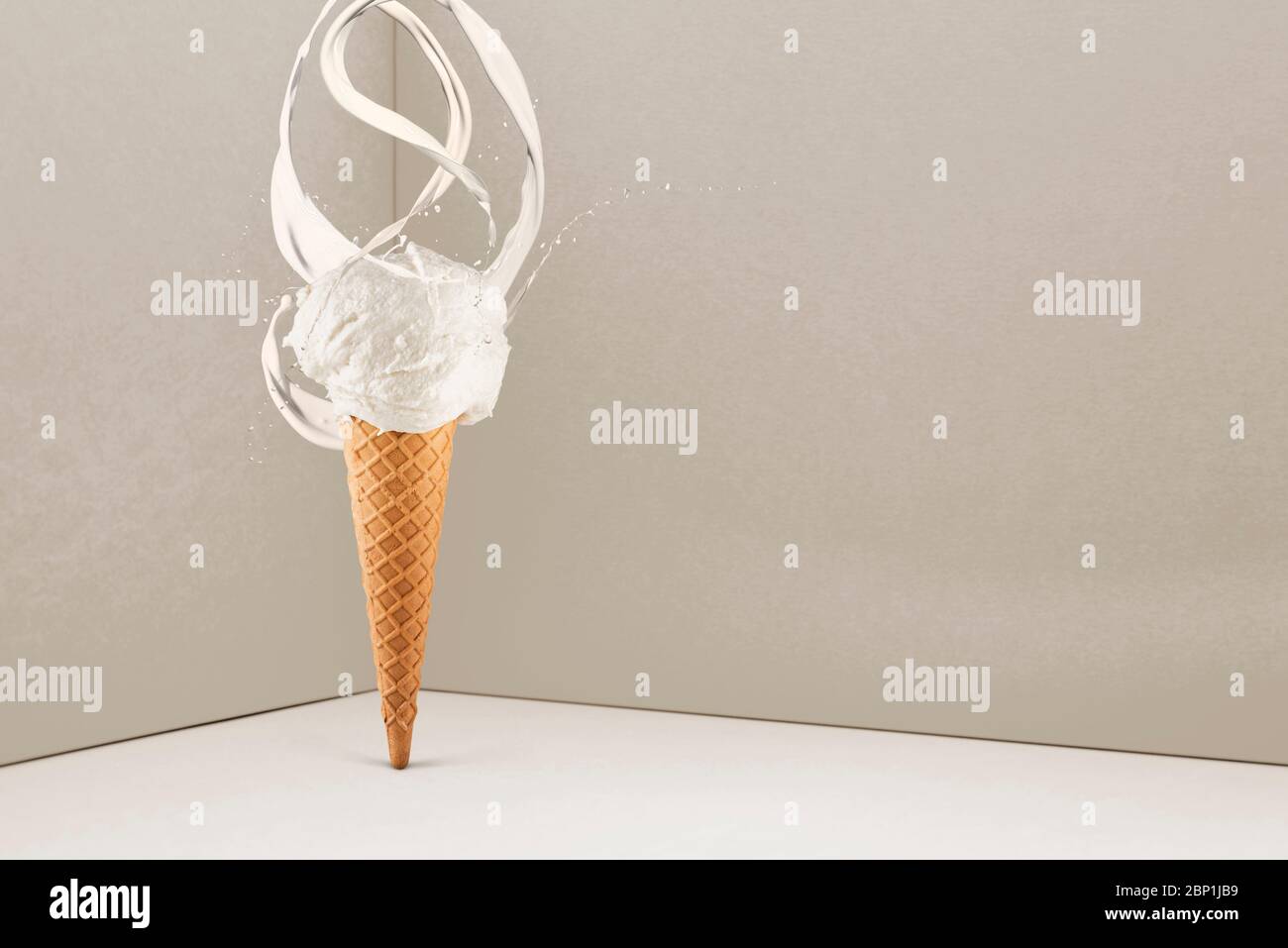 Vanille Eis-Kegel mit spritzender Milch auf buntem Hintergrund Stockfoto