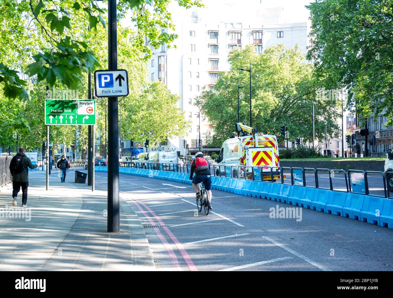 Radfahrer nutzen neue Radwege auf der Park Lane, um während der Coronavirus-Pandemie die Nutzung öffentlicher Verkehrsmittel zu fördern. Park Lane, London, Großbritannien. Mai Stockfoto