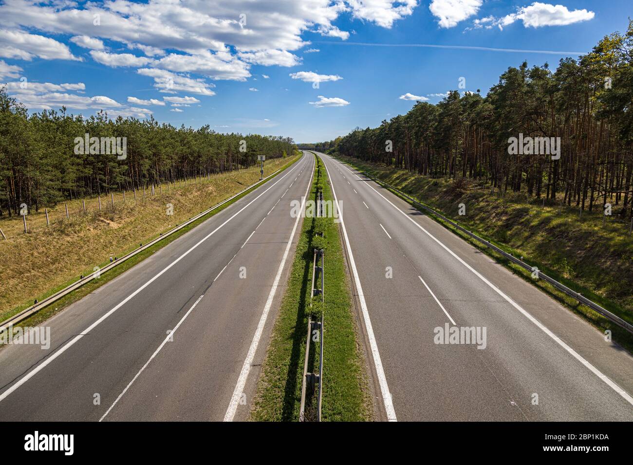 Landschaft und eine völlig leere Autobahn ohne Autos Stockfoto