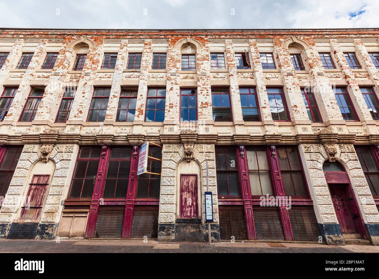 Das heruntergestummte Standard Works-Gebäude an der Ecke Regent Place und Vittoria Street vor der Renovierung, Jewellery Quarter, Birmingham, England Stockfoto