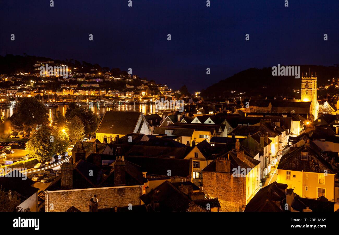Ein beleuchteter Dartmouth und River Dart bei Nacht, Devon, England Stockfoto